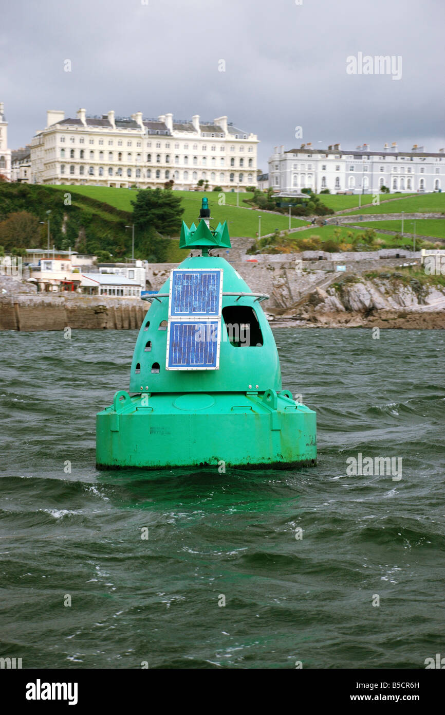 Laterale verde a dritta Boa di navigazione off Plymouth Hoe Foto Stock