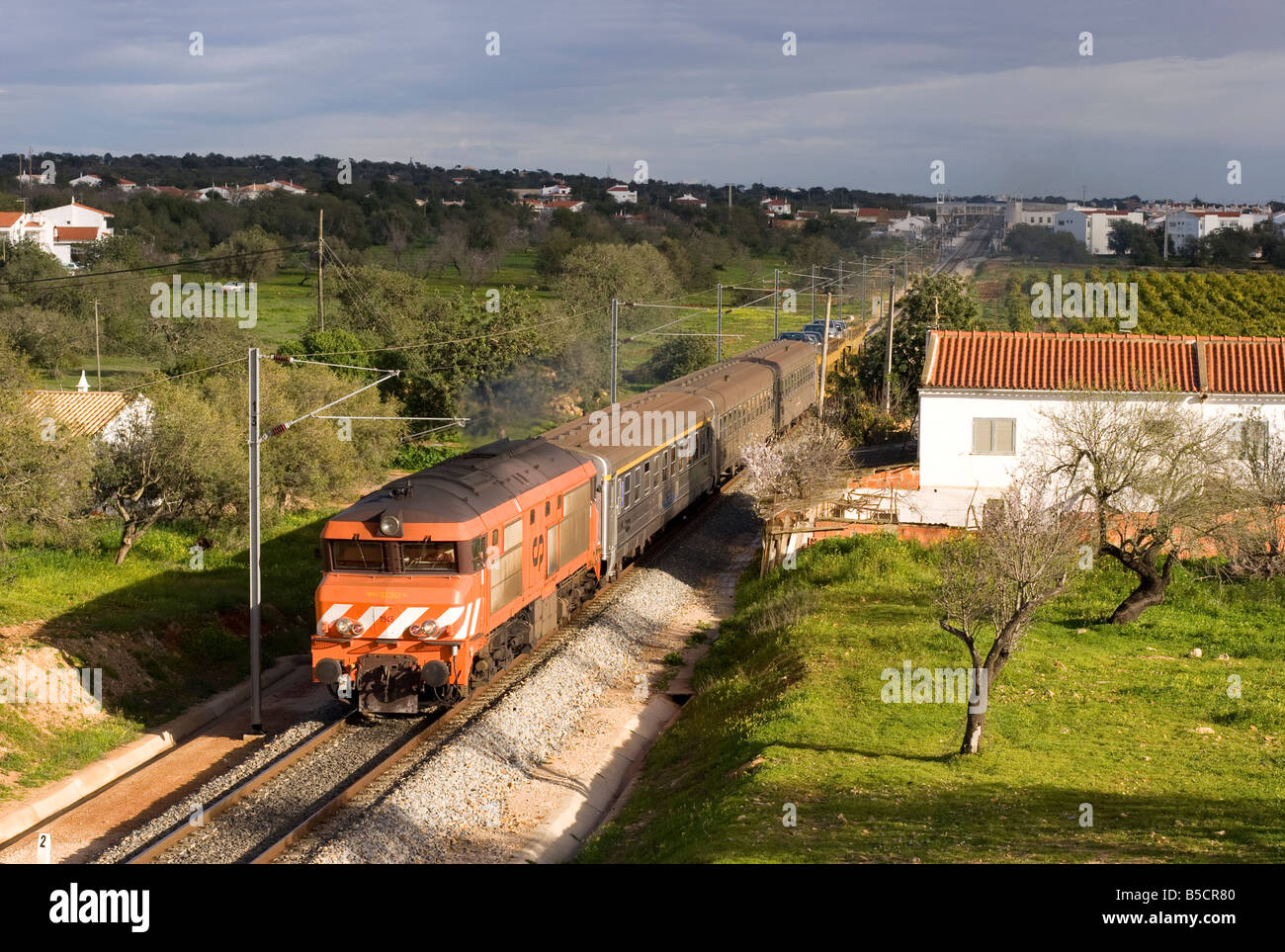 Comboio Azul Blue Train CP passeggero e il servizio relazioni nei pressi di Albufeira in Algarve in Portogallo. Foto Stock
