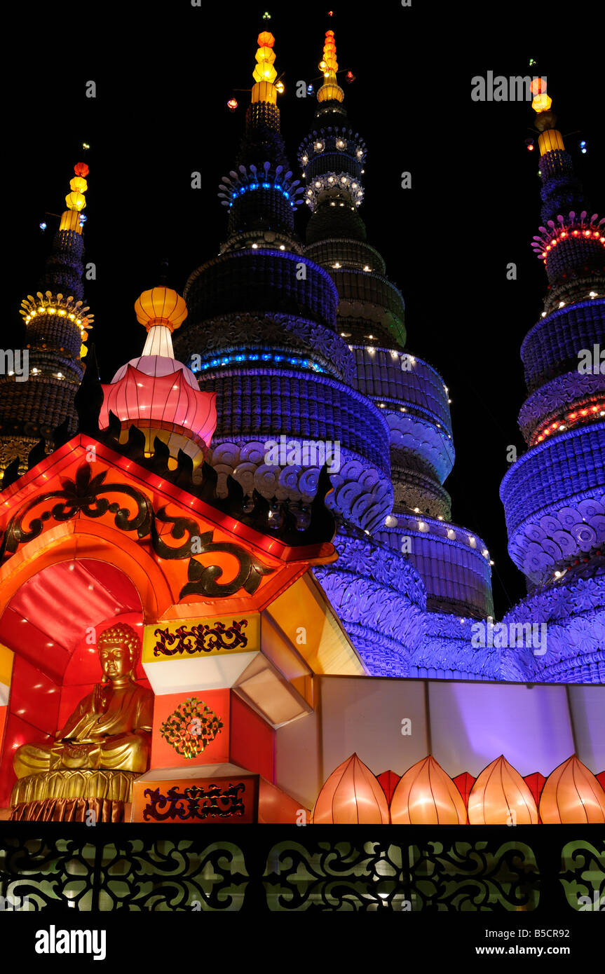 Buddha in porcellana a pagoda cinese la festa delle lanterne Ontario Place Toronto di notte Foto Stock