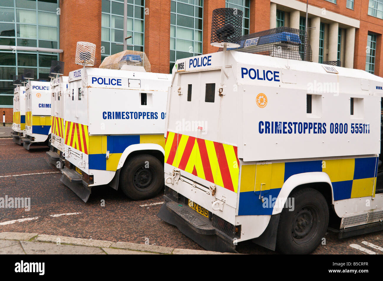 Il servizio di polizia dell'Irlanda del nord (Psni) Landrovers allineati Foto Stock