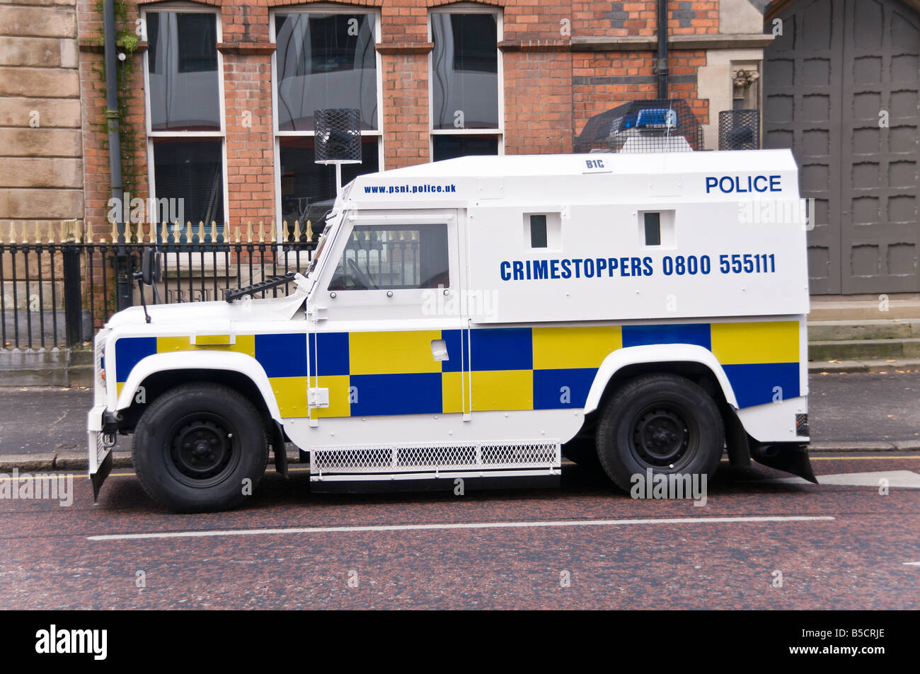 Il servizio di polizia dell'Irlanda del nord (Psni) Landrover con livrea bianca e Crimestoppers numero. Foto Stock