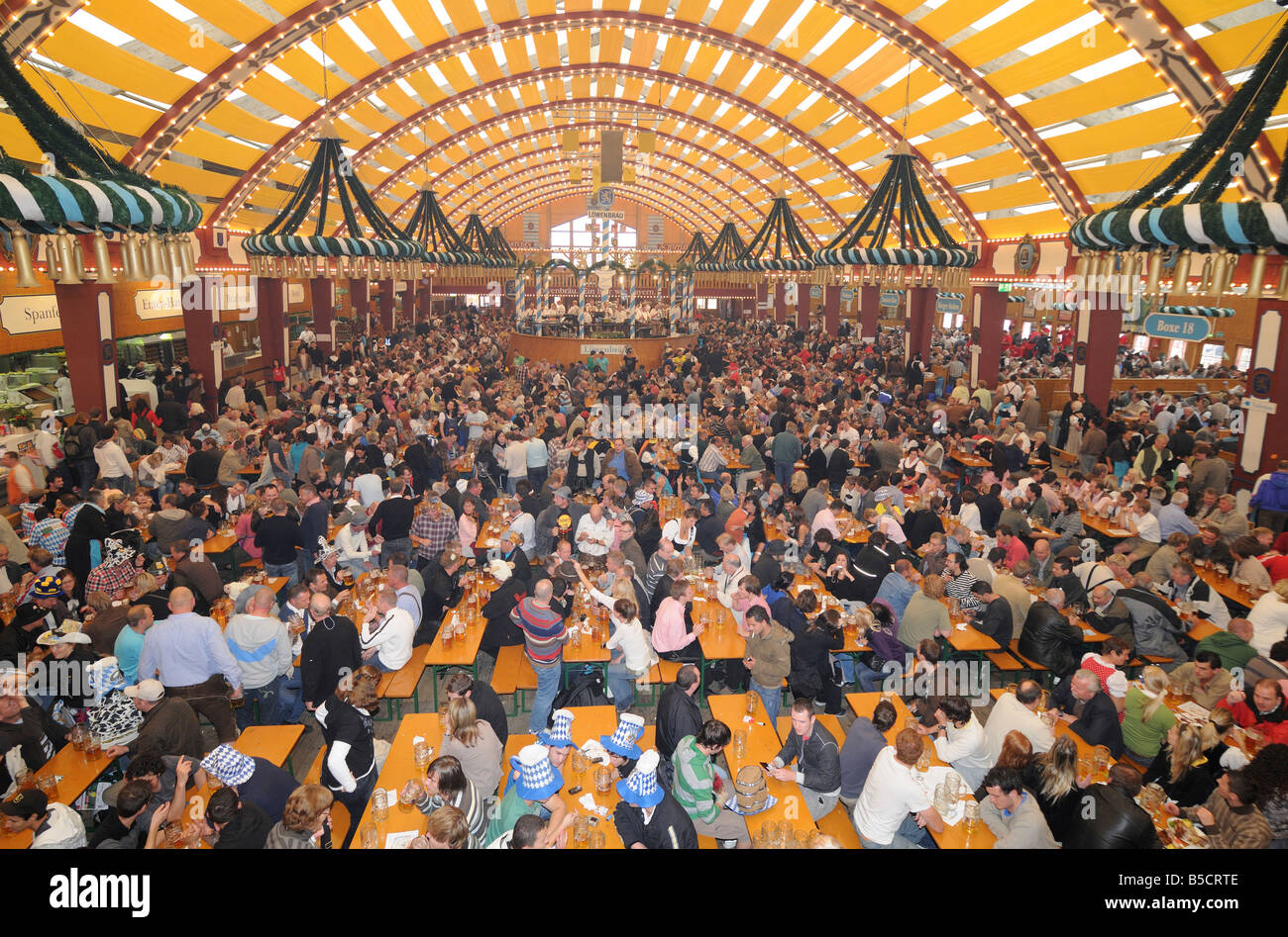 Affollato di birra Oktoberfest tenda, Monaco di Baviera Foto Stock