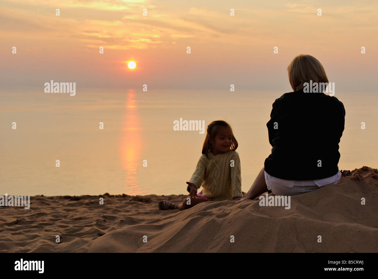 Madre e figlia che guarda sul Lago Michigan tramonto da dune di sabbia a Sleeping Bear Dunes National Lakeshore Michigan Foto Stock