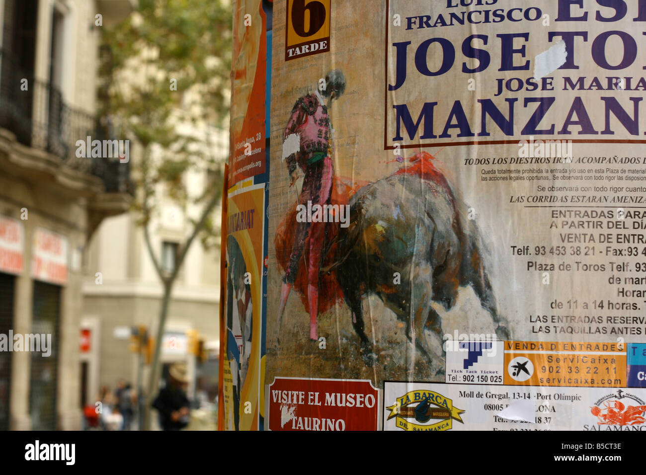 Un poster pubblicitari La corrida su una colonna di Morris, Barcelona, Spagna. Cartello de toros. Foto Stock