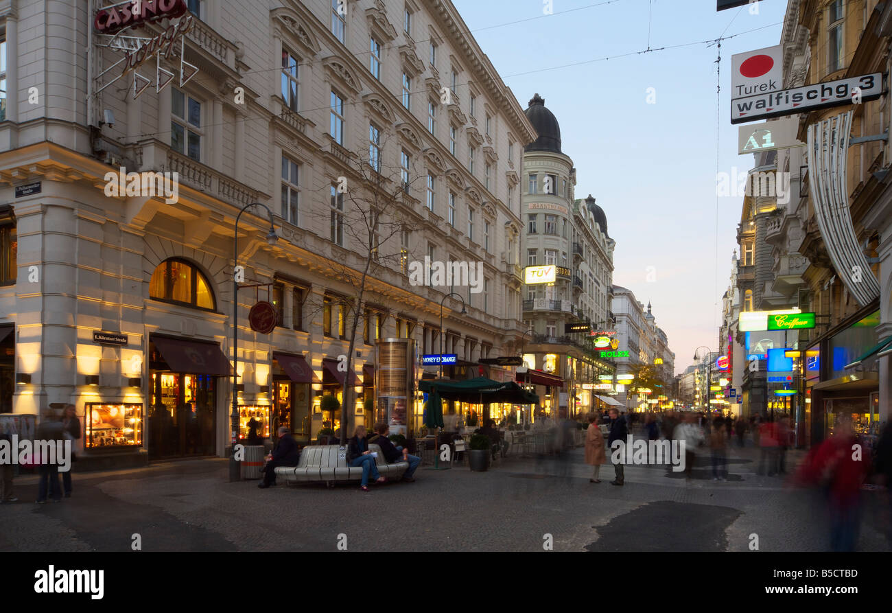 Kartnerstrasse Vienna in serata nel mese di ottobre Foto Stock