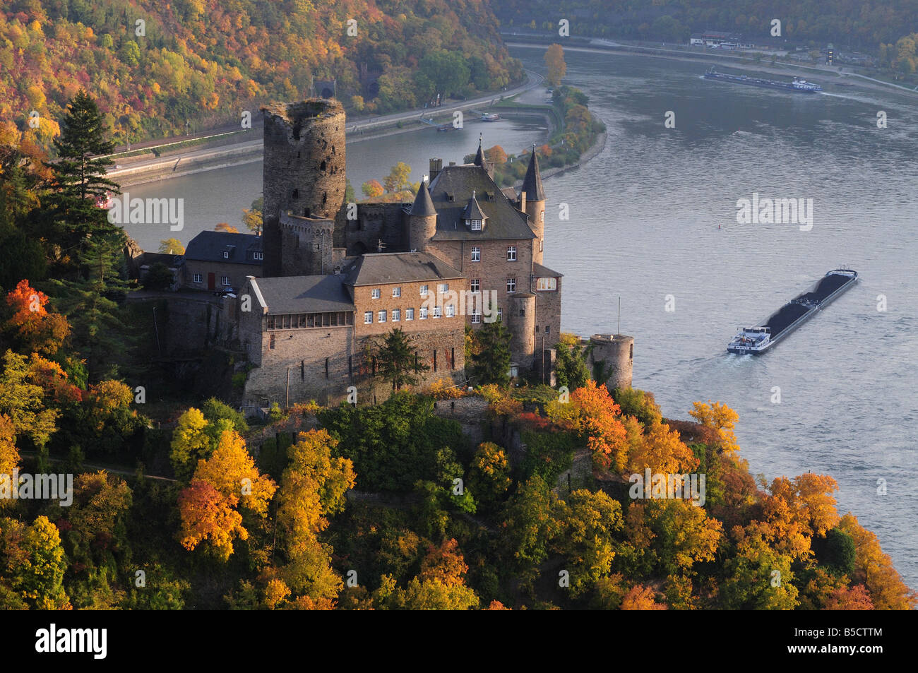 Valle del Reno castello Katz in autunno, Germania Foto Stock