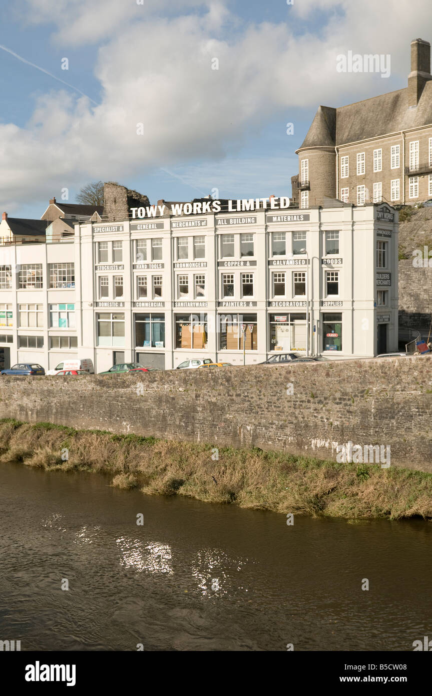 Opere Towy negozio di ferramenta Carmarthen west wales, sulle rive del fiume Towy con il County Hall dietro Foto Stock