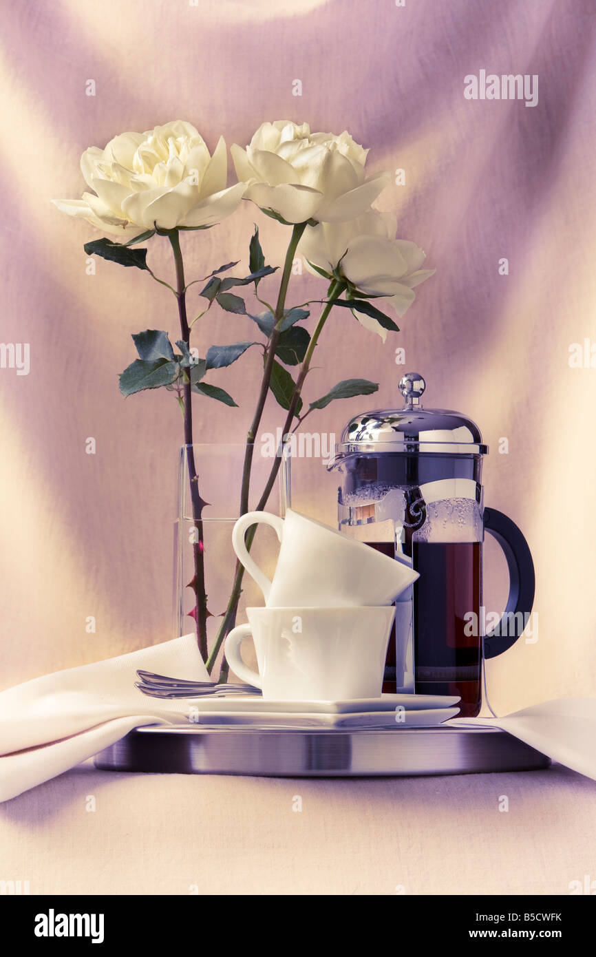 Rose bianche e servizio da caffè Foto Stock Rose bianche e servizio da caffè Foto Stock