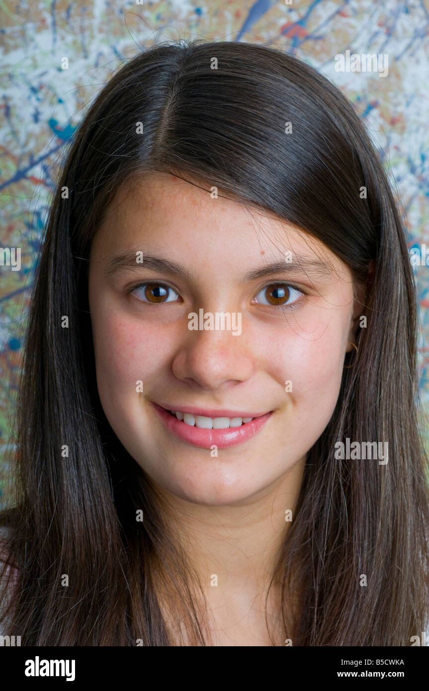 Ritratto di un bel giovane ragazza adolescente con lunghi capelli dritti e un sorriso aperto Foto Stock