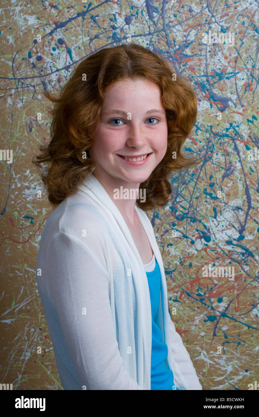 Ritratto di un bel giovane dai capelli rossi dagli occhi blu ragazza adolescente della discesa irlandese Foto Stock