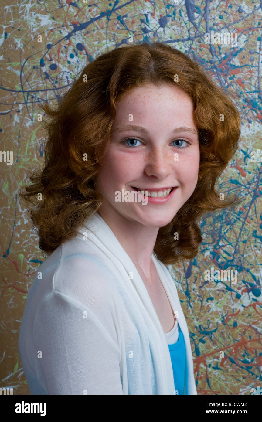Ritratto di un bel giovane dai capelli rossi dagli occhi blu ragazza adolescente della discesa irlandese Foto Stock