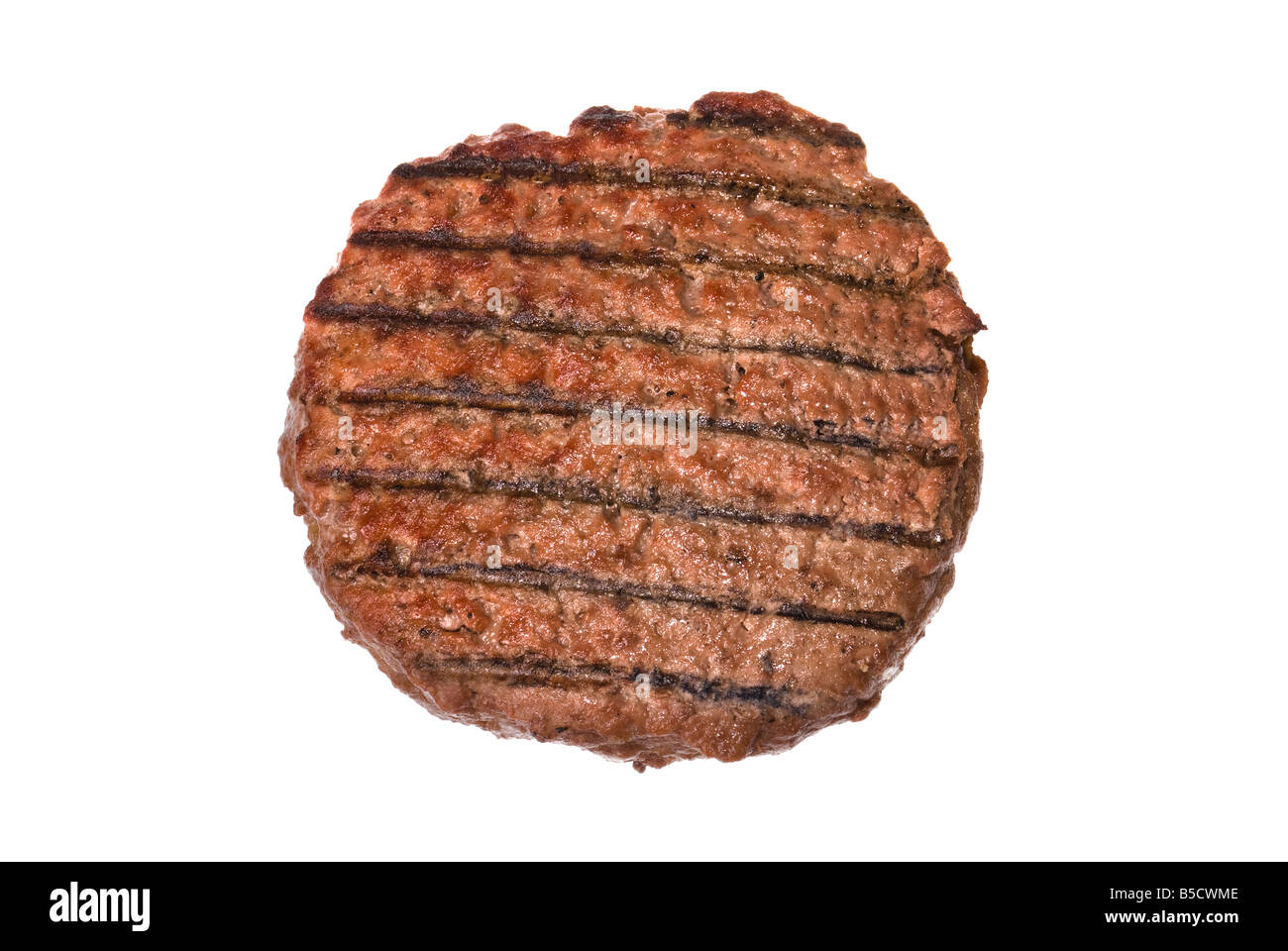 Una spessa succosa hamburger patty cucinata su un barbecue isolato su bianco Foto Stock