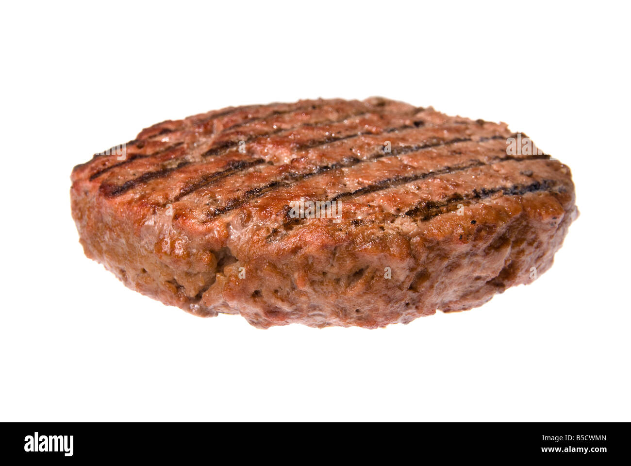 Una spessa succosa hamburger patty cucinata su un barbecue isolato su bianco Foto Stock