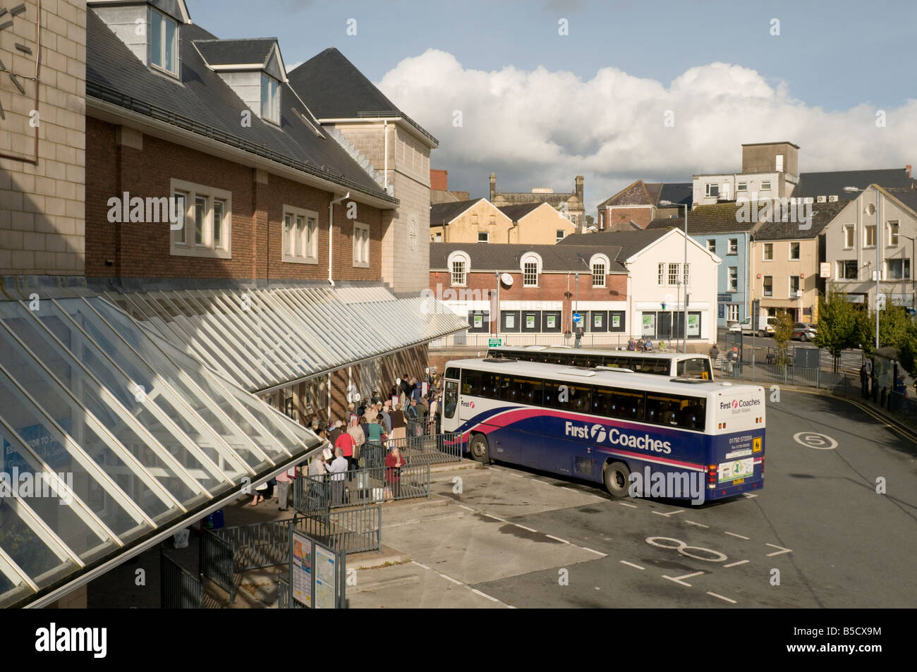 Mezzi di trasporto pubblici: Prima società di autobus granturismo a Carmarthen, dalla stazione degli autobus in Wales UK Foto Stock