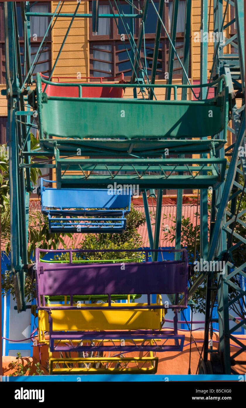 Vivacemente colorato automobili su una ruota panoramica Ferris in Rosarito Beach Baja California Messico Foto Stock