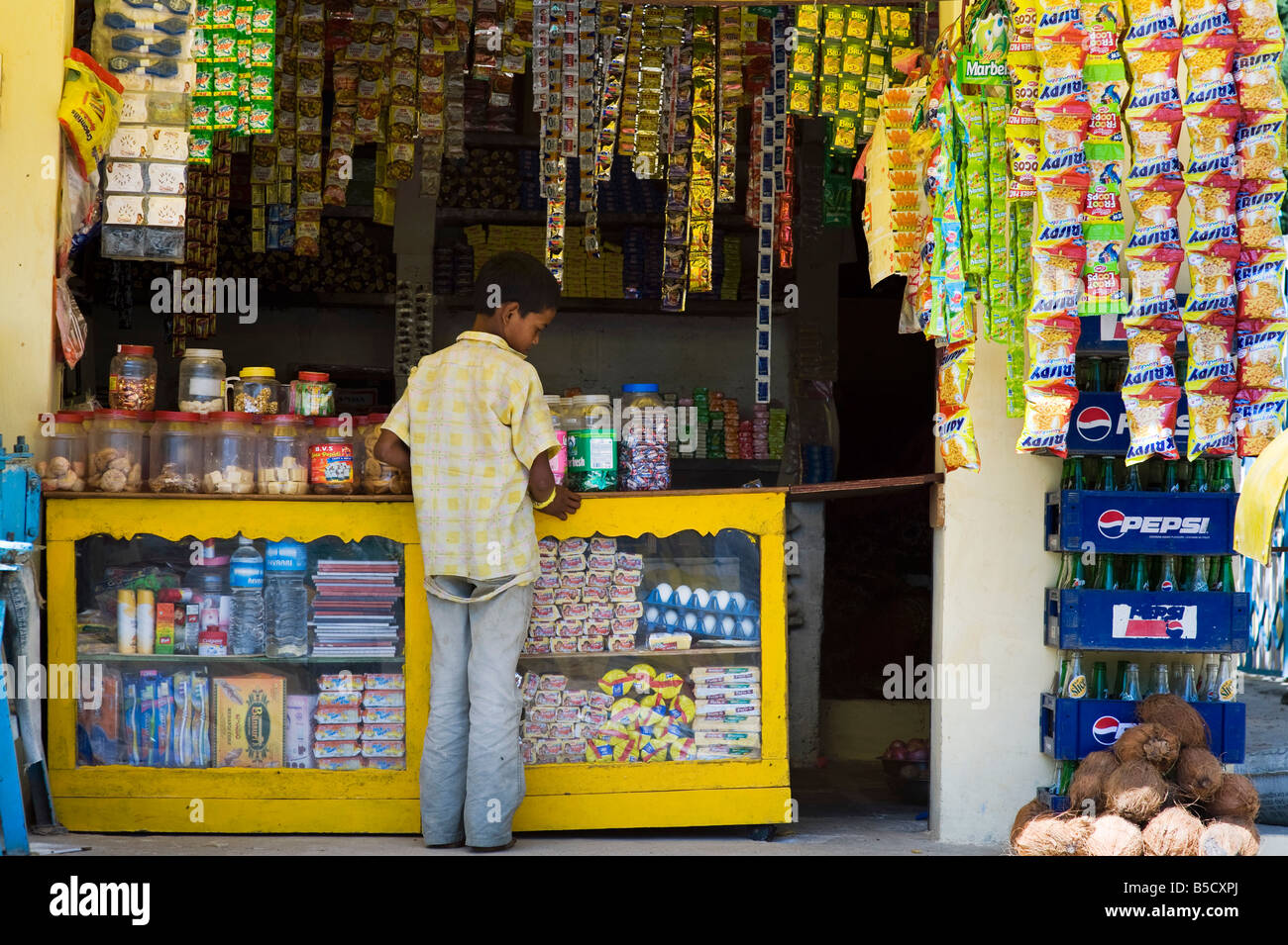 Villaggio indiano il negozio a Puttaparthi , India Foto stock - Alamy