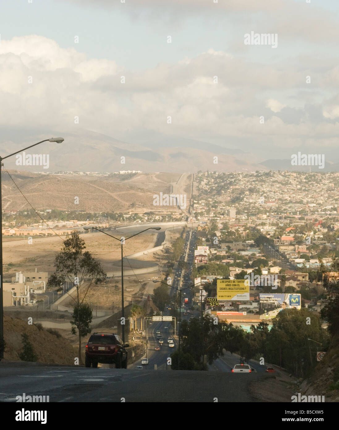 Vista degli Stati Uniti del Messico recinzione di confine da una strada in Tijuana, Messico Foto Stock