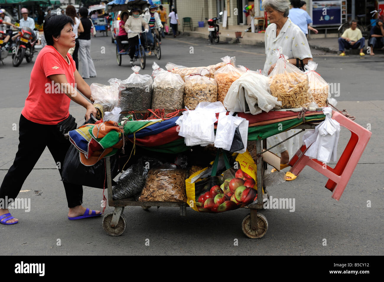 Un venditore che vende spuntini in Haikou, Hainan in Cina. 30-ott-2008 Foto Stock
