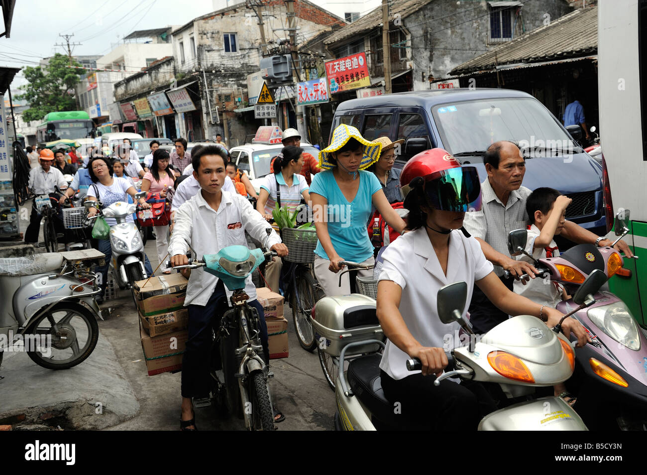 Scena di strada in Haikou, Hainan in Cina. 30-ott-2008 Foto Stock