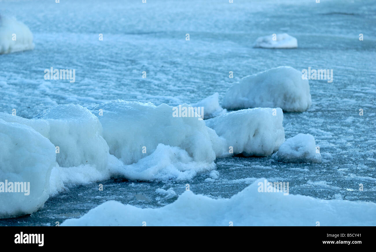 Mare ghiacciato a riva, Porvoo, Finlandia, Europa. Foto Stock