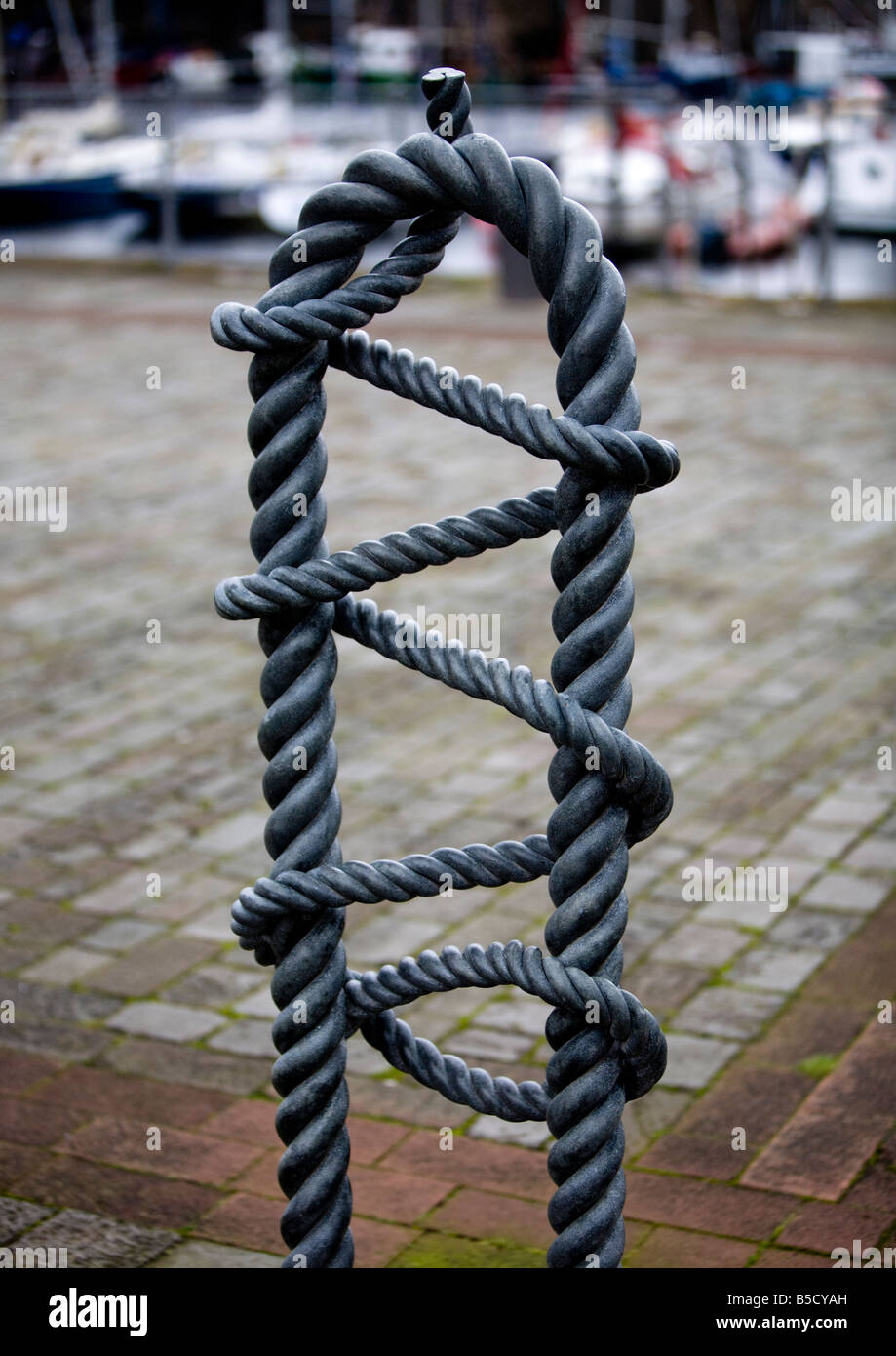Sciabola curva linea nodo, statua di bronzo di parete dock Whitehaven Cumbria corda di dimostrazione Foto Stock