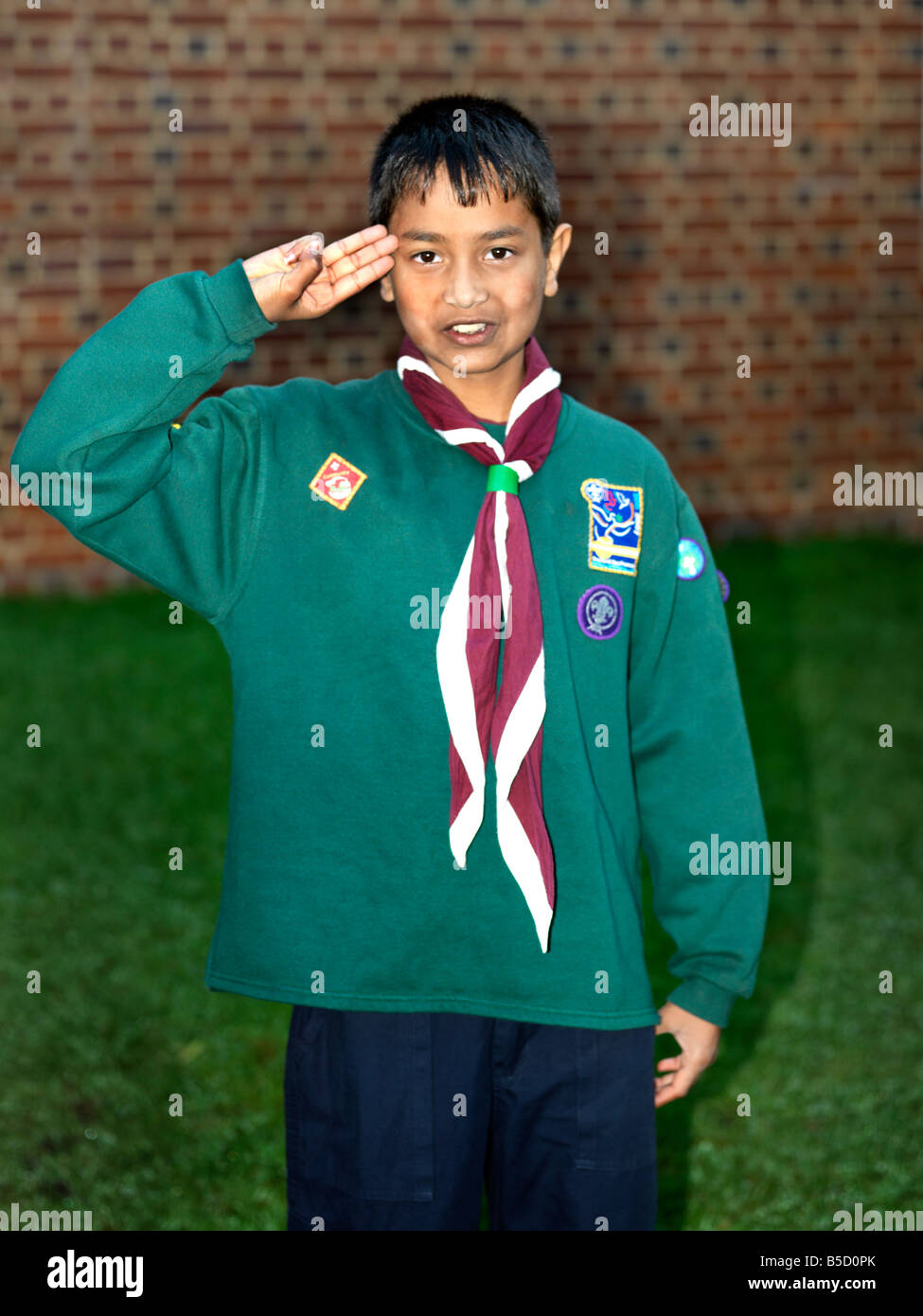 Cub Scout in uniforme con badge Foto Stock