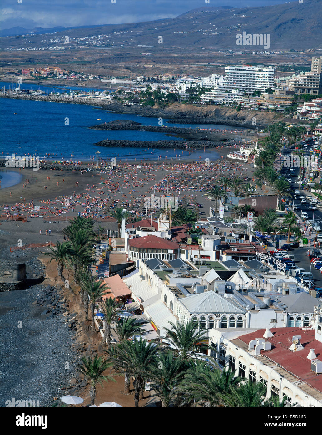 I turisti sulla spiaggia a Playa Troya Puerto Colon presso la Playa de Las Americas Los Cristianos Tenerife Isole Canarie Spagna un Foto Stock