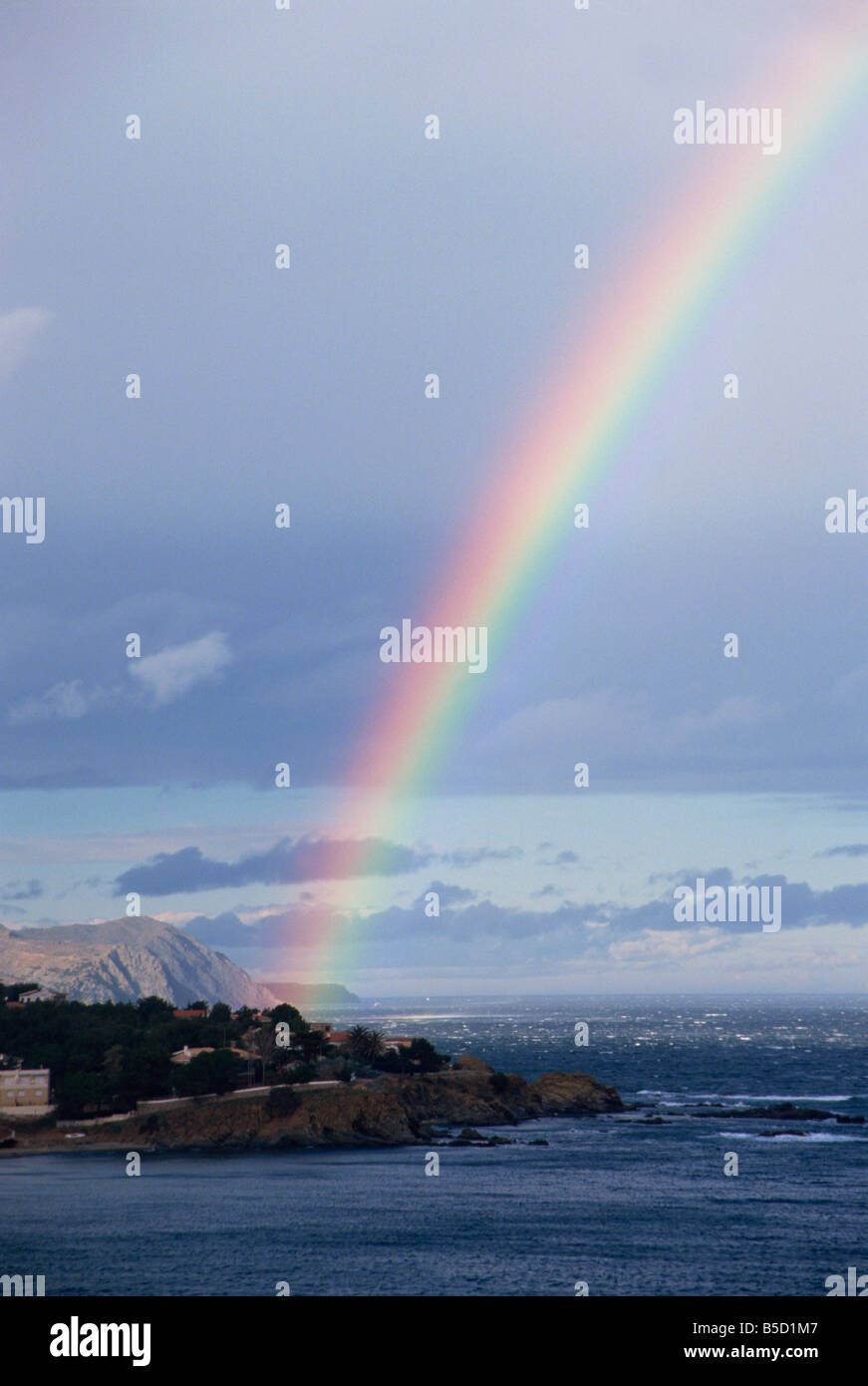 Rainbow sulla costa in Llanca Cataluna Spagna L TAYLOR Foto Stock