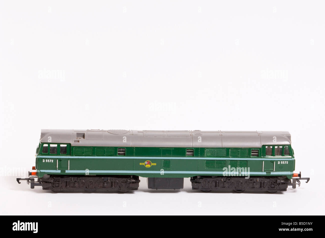 Close up di un Hornby modello diesel treno in livrea verde sparato contro uno sfondo bianco (tagliare) in uno studio Foto Stock
