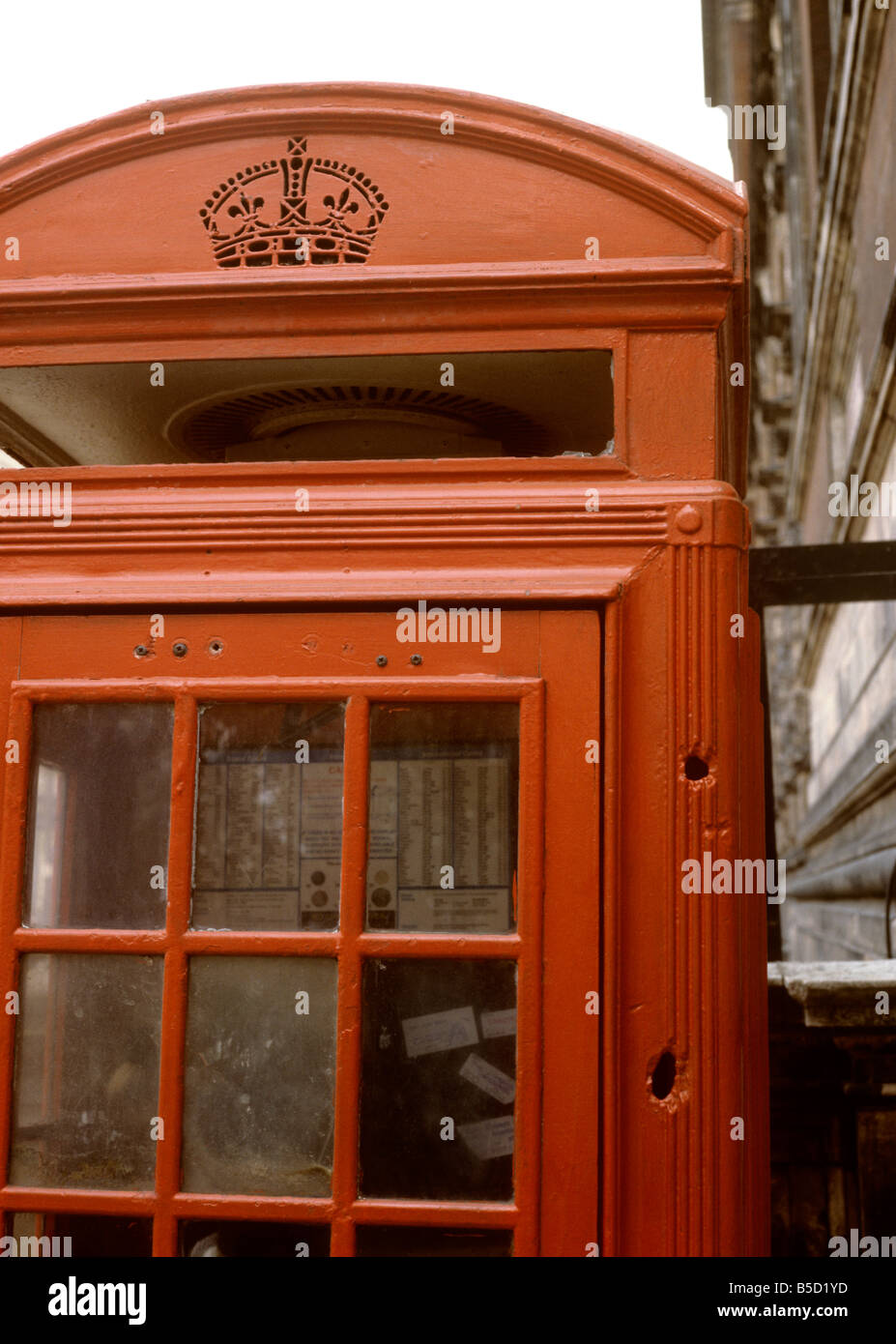 Regno Unito Inghilterra Londra South Kensington danneggiate dalla guerra K2 casella telefono con fori shapnel di blitz Foto Stock