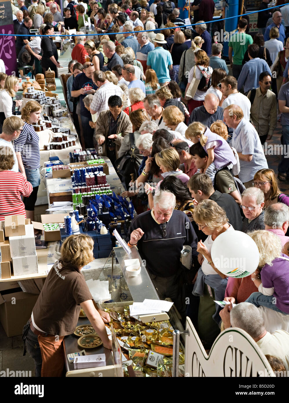 Una folla di persone a Abergavenny Food Festival Wales UK Foto Stock