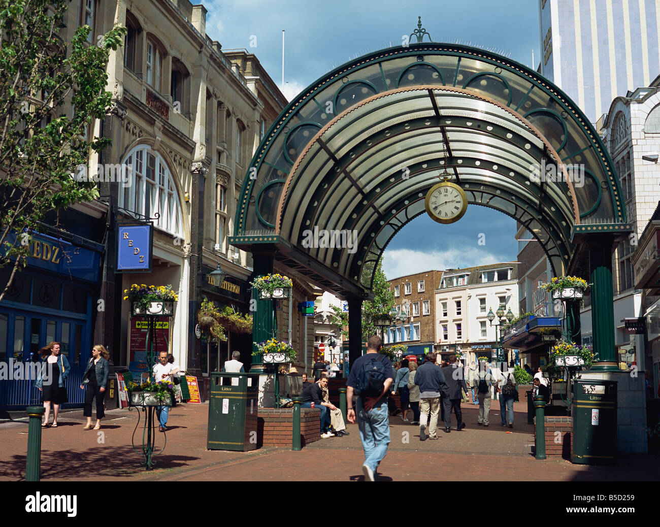 Ingresso alla galleria shopping con orologio su una strada pedonale sulla piazza, Bournemouth Dorset, Inghilterra, Europa Foto Stock