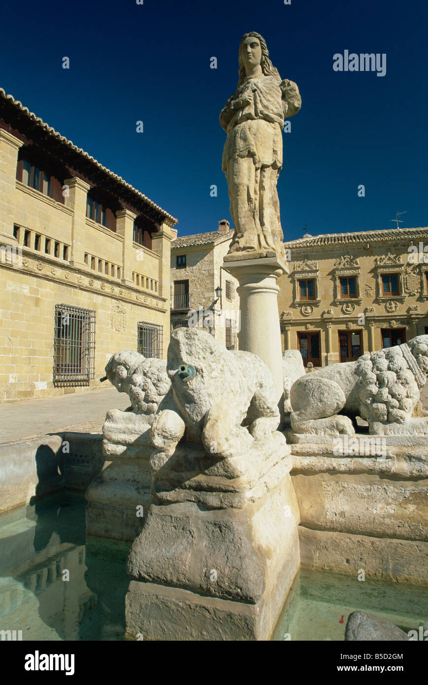 La Fuente de Los Leones (la fontana dei leoni) in Plaza del Populo (Plaza de Los Leones), Baeza, Jaen, Andalusia, Spagna Foto Stock