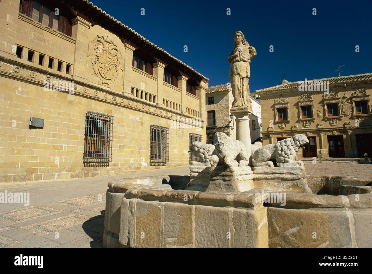 La Fuente de Los Leones (la fontana dei leoni) in Plaza del Populo (Plaza de Los Leones), Baeza, Jaen, Andalusia, Spagna Foto Stock