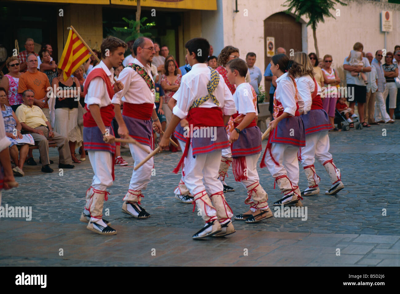 Il catalano stick danza eseguita dalla troupe locale in costume tradizionale, Torredembarra, Tarragona, Cataluna, Spagna Foto Stock