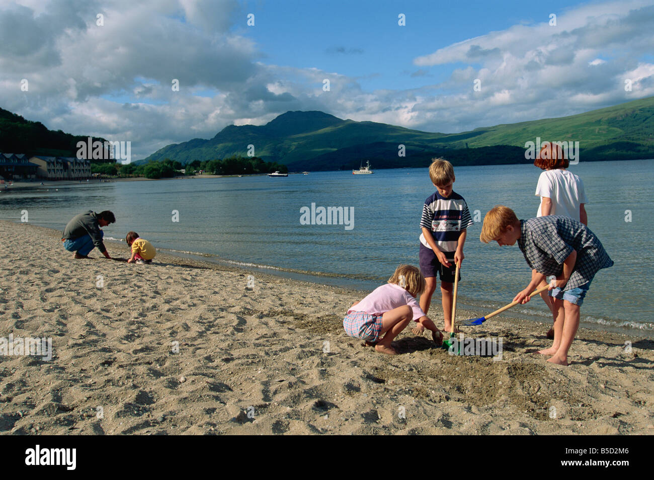 I bambini sulla spiaggia Trossachs Loch Lomond Scozia G Thouvenin Foto Stock
