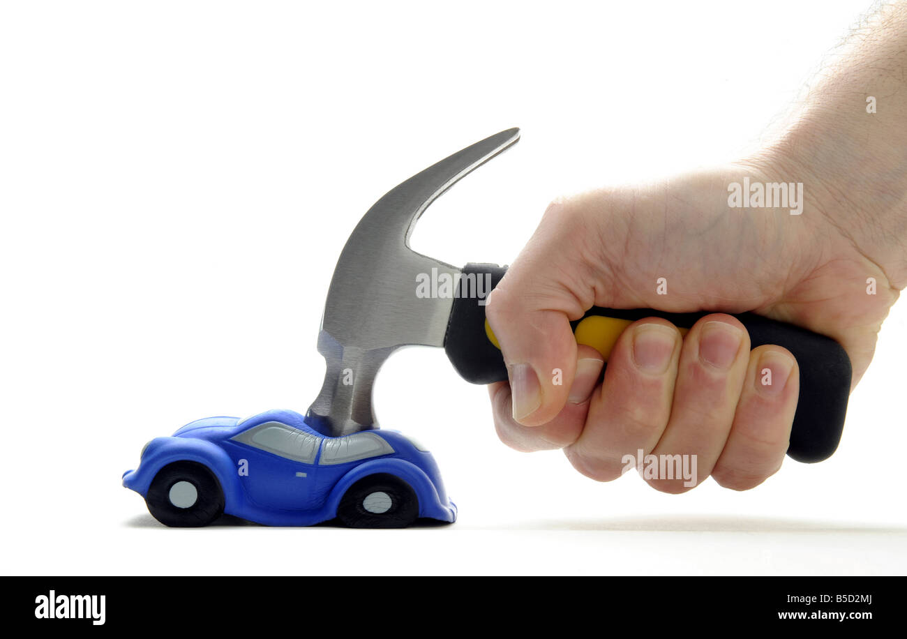 Un modello di auto ha colpito e SCHIACCIATO DA UN MARTELLO TENUTO IN UNA MANO MANS RE di danneggiamento auto crescenti costi di assicurazione atti vandalici gli automobilisti UK. Foto Stock