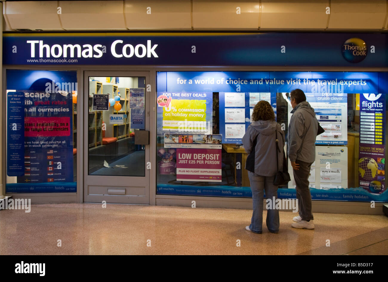 Thomas Cook Travel Agent Hale Leys Shopping Center Aylesbury Buckinghamshire Foto Stock