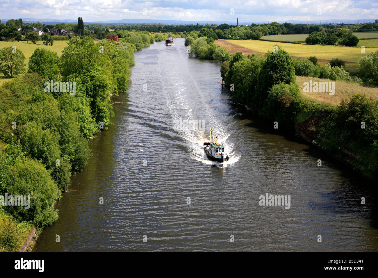 Rimorchiatore Manchester Lancashire nave canale dal ponte a pedaggio a Warburton village North West Lancashire County Inghilterra REGNO UNITO Foto Stock