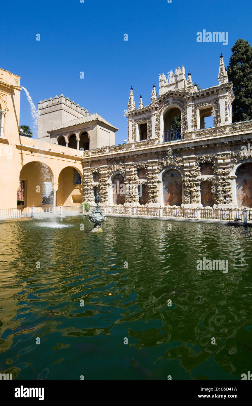 La piscina di Mercurio nel reale di Alcazar, Sito Patrimonio Mondiale dell'UNESCO, il quartiere di Santa Cruz, Siviglia, in Andalusia (Andalucia), Spagna Foto Stock