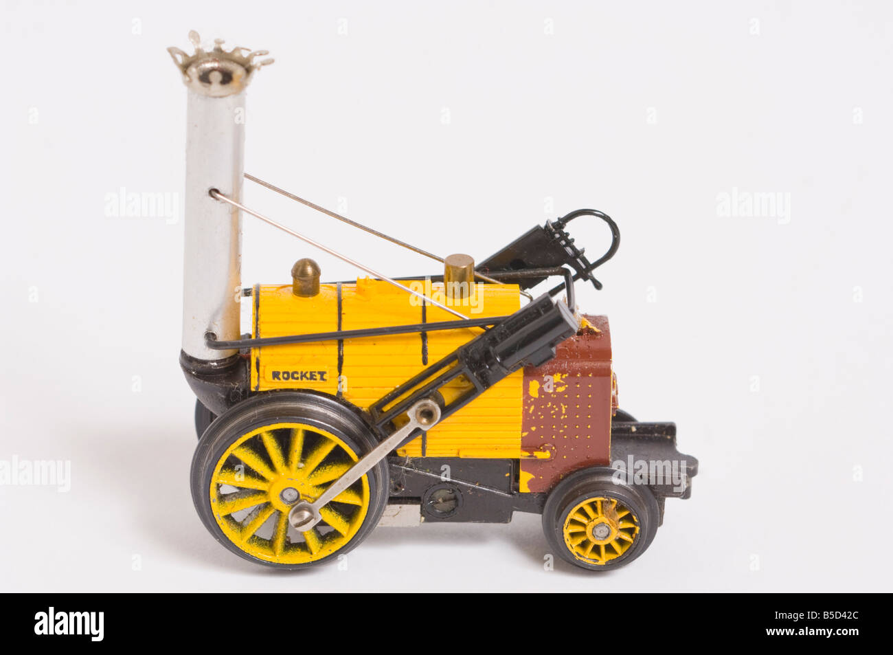 Close up di un Triang Hornby Stephenson's Rocket modello di treno sparato contro uno sfondo bianco (tagliare) in un ambiente di studio Foto Stock