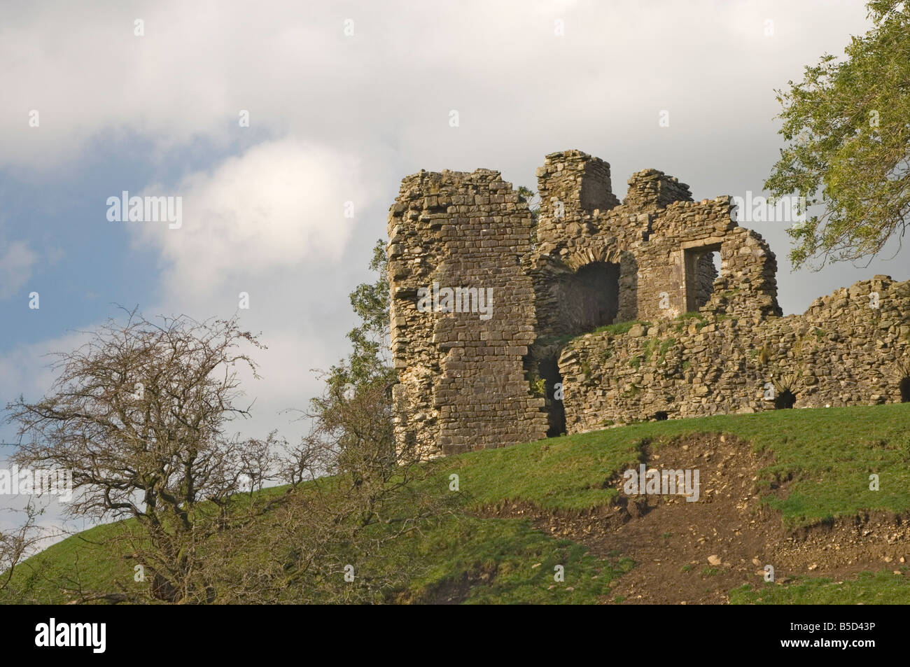 Pendragon, castello costruito da Hugh de Moreville nel 1173, poi di proprietà della famiglia Clifford, vicino Kirkby Stephen, Cumbria, Inghilterra Foto Stock