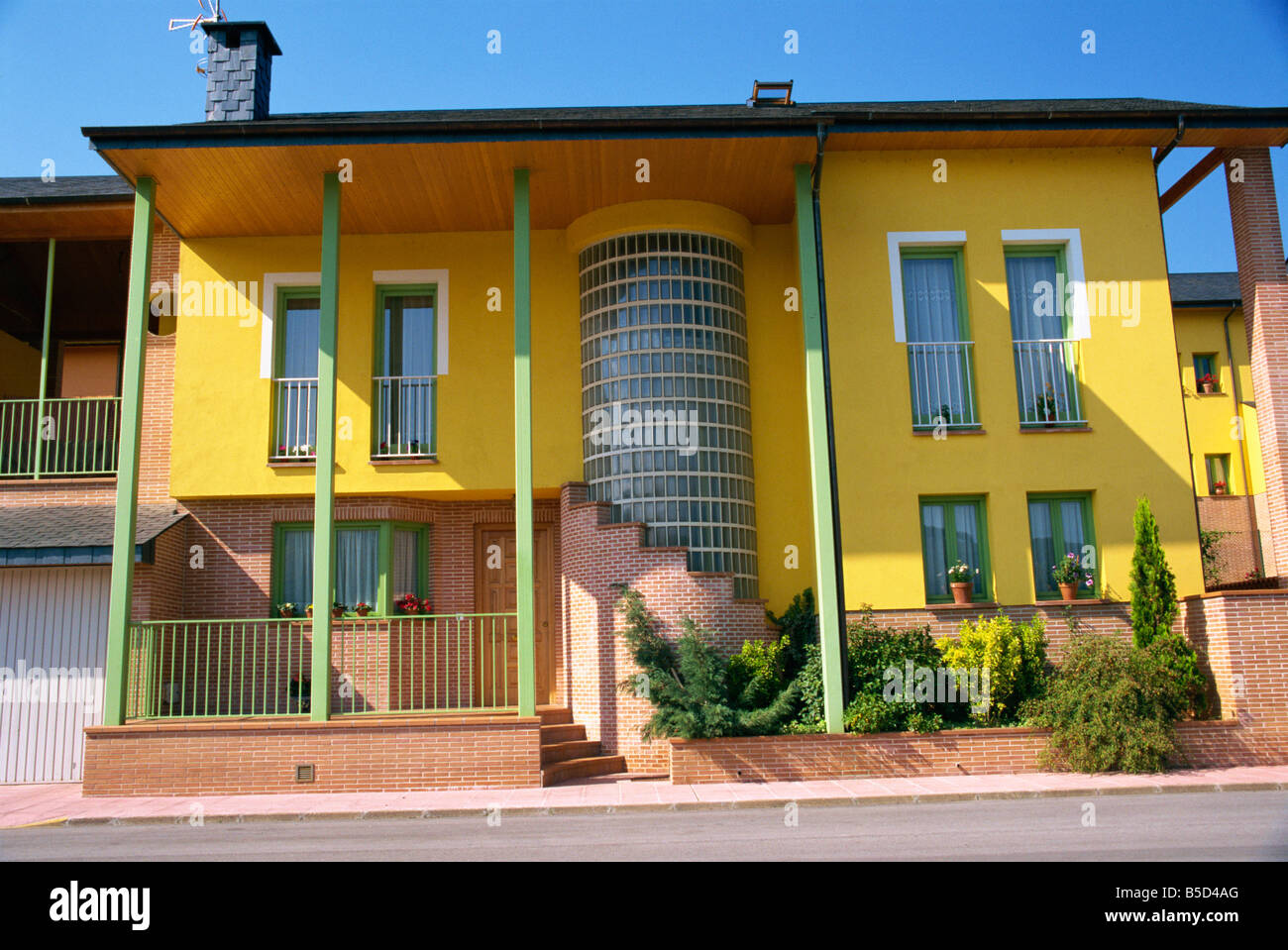 Casa moderna costruita nel 1997 a Molinaseca vicino a Ponferrada in Leon Spagna Europa Foto Stock