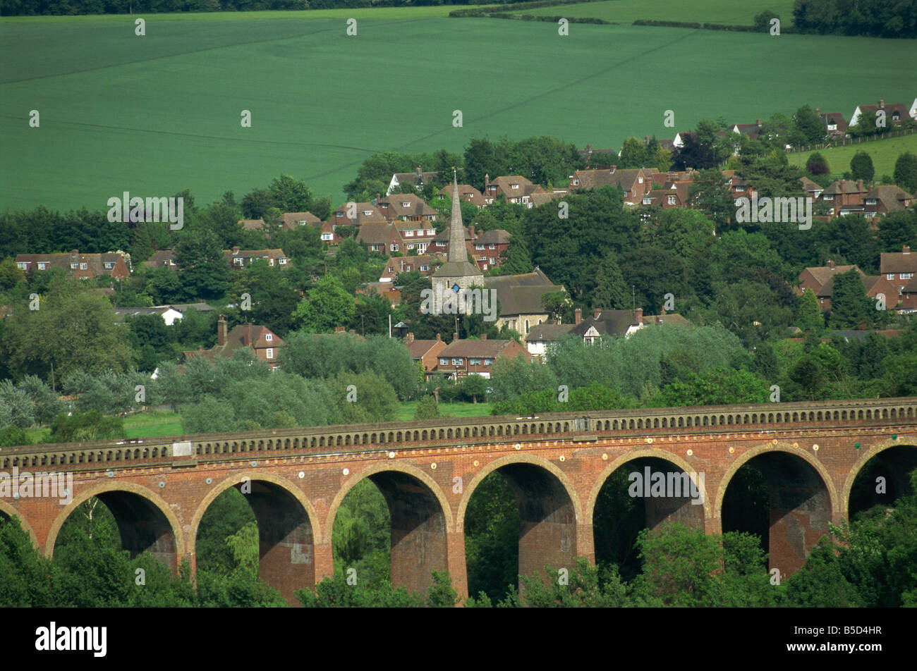 Eynsford Village e il viadotto ferroviario Darent Valley vicino a Sevenoaks Kent England Regno Unito Europa Foto Stock