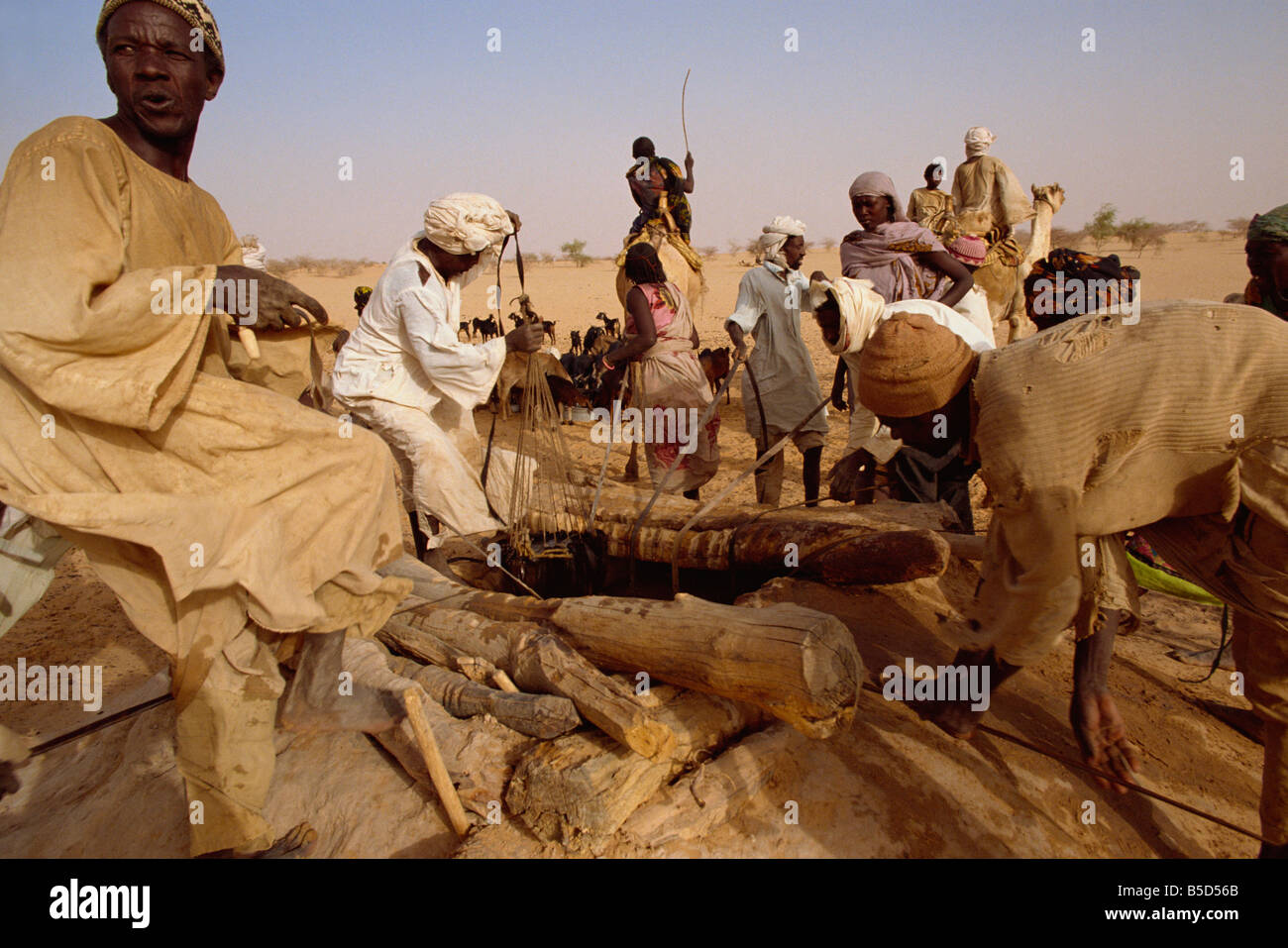 Le persone al bene durante la carestia in 1997, Darfur, Sudan, Africa Foto Stock