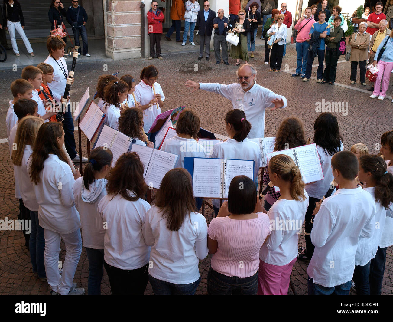 Banda per bambini presso la piazza principale del Portoruaro - La città del nord Italia, vicino a Venezia. Domenica pomeriggio. Concerto pubblico. Foto Stock