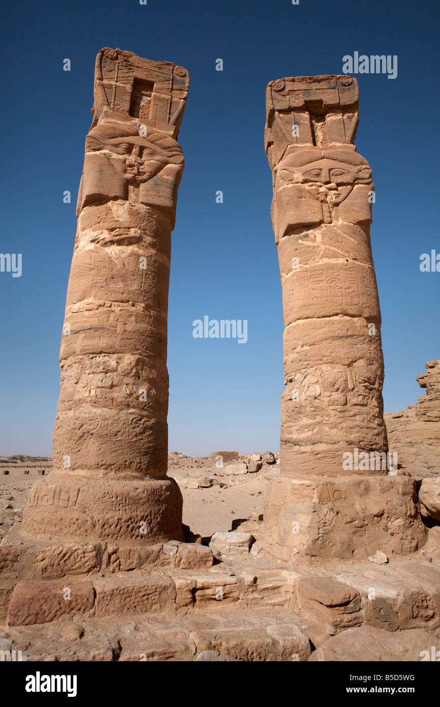 Colonne presso il Tempio di Amon sotto la montagna sacra di Gebel Barkal, Sito Patrimonio Mondiale dell'UNESCO, Karima, Sudan, Africa Foto Stock