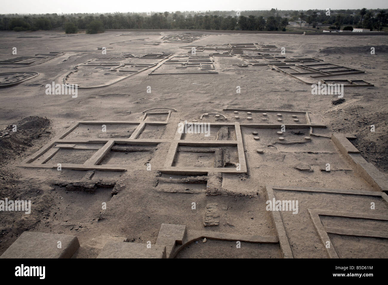 I giardini che circondano i mattoni di fango Deffufa occidentale, la sede del primo regno indipendente di Kush, Kerma, Sudan Foto Stock