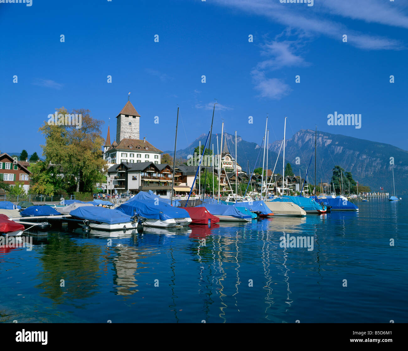 Barche in acqua e la città di Spiez sul lago Thunersee nell Oberland Bernese Svizzera Europa Foto Stock
