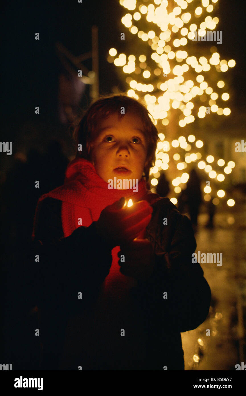Bambino a cantare i canti natalizi, Trafalgar Square, Londra, Inghilterra, Europa Foto Stock